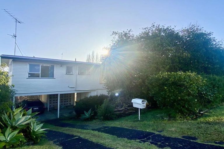 Photo of property in 11 Idyll Place, Northcross, Auckland, 0632