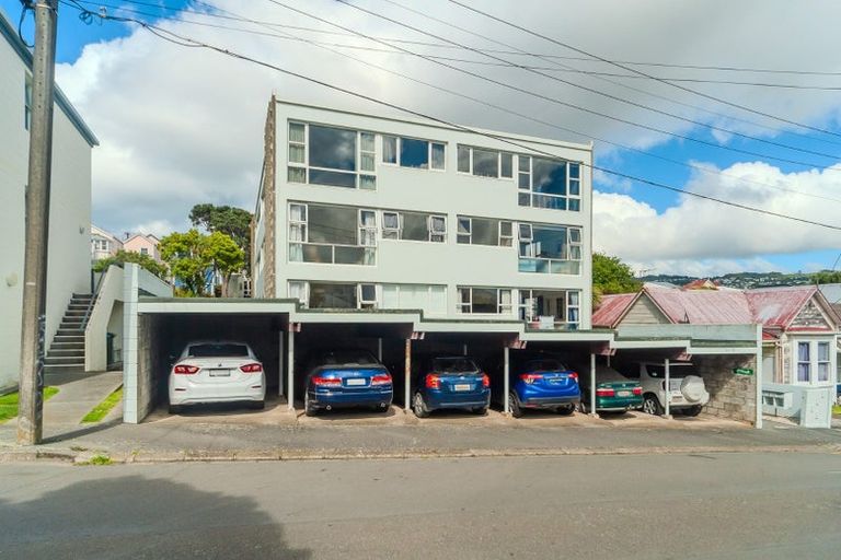 Photo of property in Westgate Flats, 4/36 Queen Street, Mount Victoria, Wellington, 6011