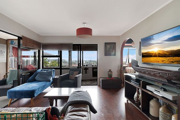 Photo of property in 1/4219 Great North Road, Glendene, Auckland, 0602