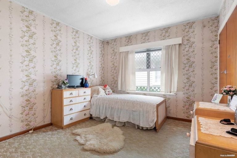 Photo of property in 12 Taikata Road, Te Atatu Peninsula, Auckland, 0610