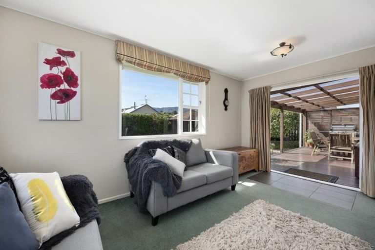 Photo of property in 14 Roband Crescent, Brown Owl, Upper Hutt, 5018