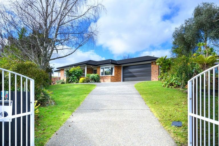 Photo of property in 14 Kerlin Crescent, West Harbour, Auckland, 0618