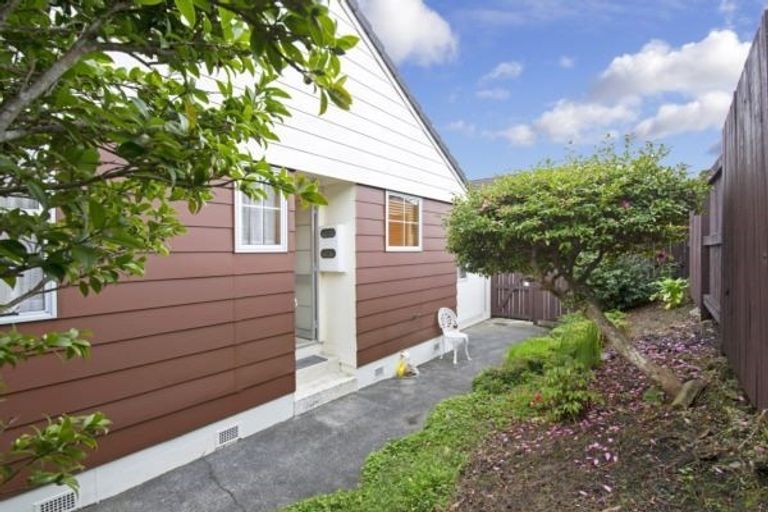 Photo of property in 2/3 Benygloe Place, Highland Park, Auckland, 2010