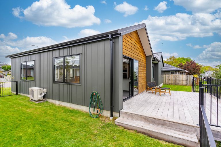 Photo of property in 17 Tarata Grove, Lansdowne, Masterton, 5810