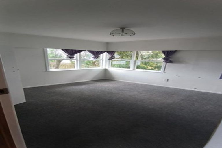 Photo of property in 327 Wairau Road, Totara Vale, Auckland, 0627