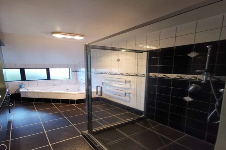 Photo of property in 46 Waimanu Bay Drive, Te Atatu Peninsula, Auckland, 0610