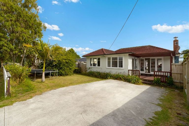 Photo of property in 2 Totara Road, Te Atatu Peninsula, Auckland, 0610