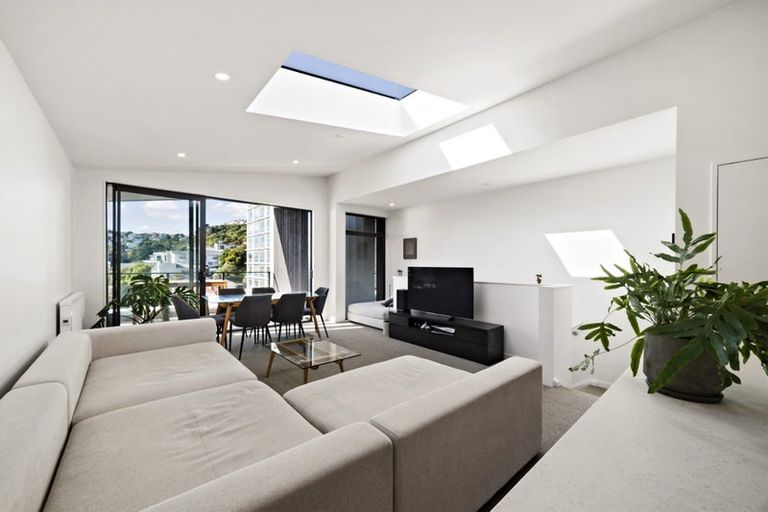 Photo of property in 2/18 Oriental Terrace, Oriental Bay, Wellington, 6011