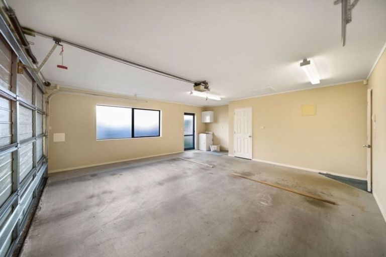 Photo of property in 15 Renlee Place, Shelly Park, Auckland, 2014