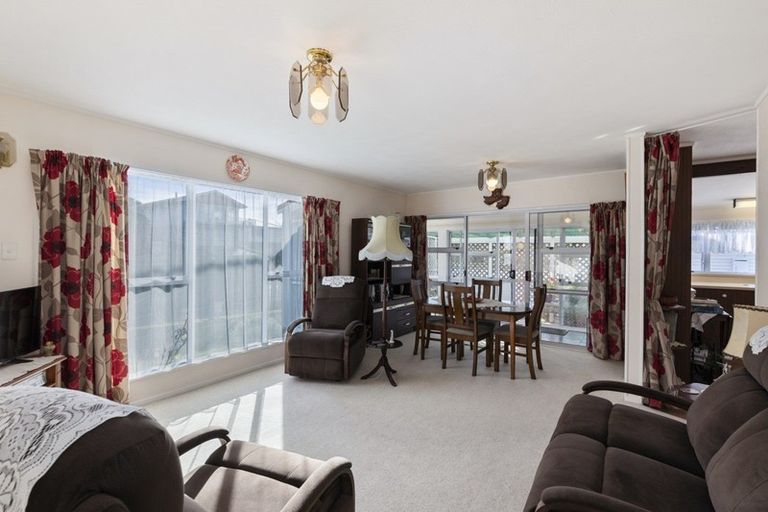 Photo of property in 5 Lees Grove, Wainuiomata, Lower Hutt, 5014