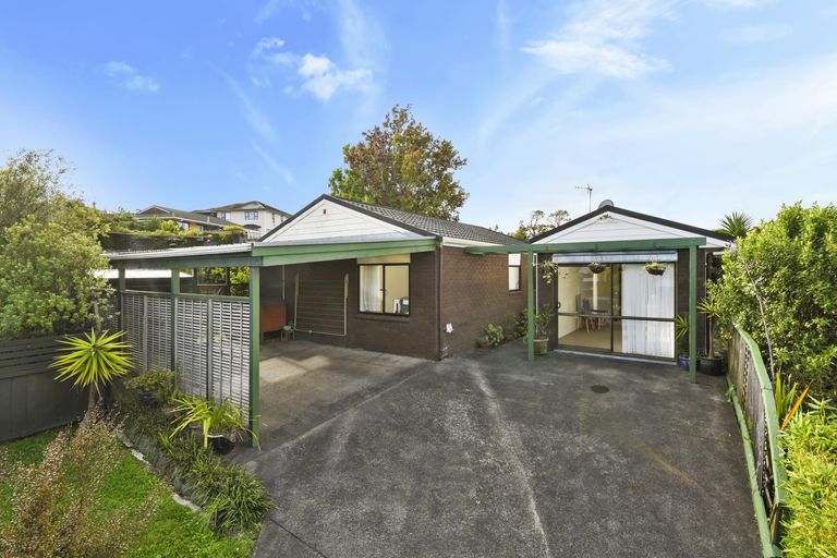 Photo of property in 1/98 Manhattan Heights, Glendene, Auckland, 0602