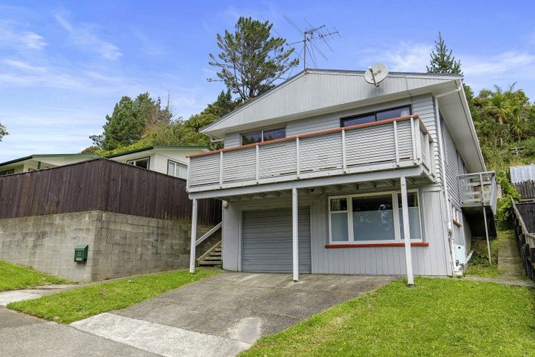 Photo of property in 32 Kingsley Street, Stokes Valley, Lower Hutt, 5019