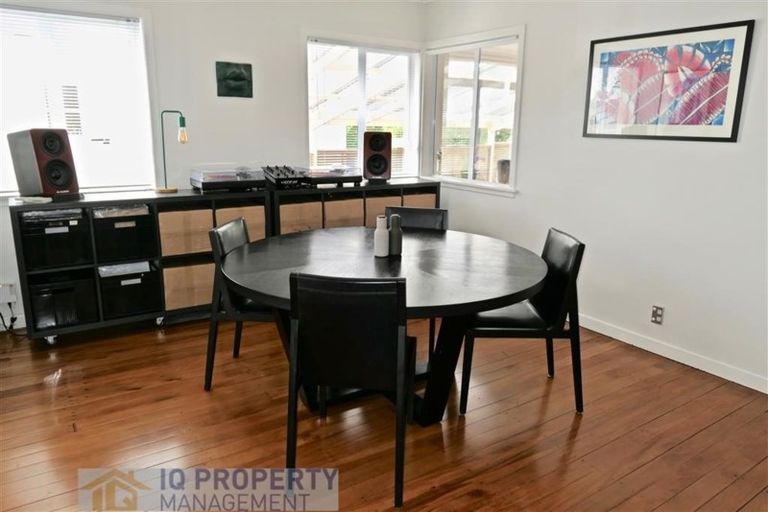 Photo of property in 43 Eastglen Road, Glen Eden, Auckland, 0602