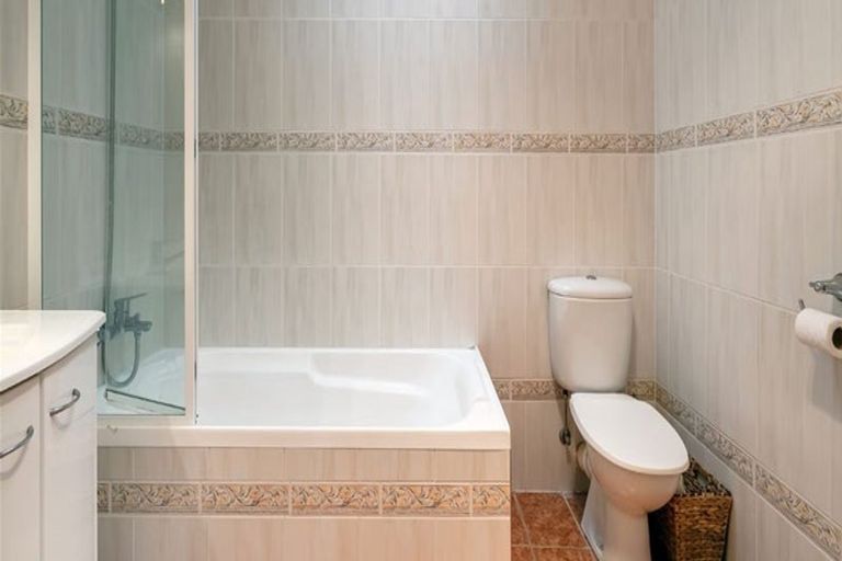 Photo of property in 28 Brunton Place, Glenfield, Auckland, 0629