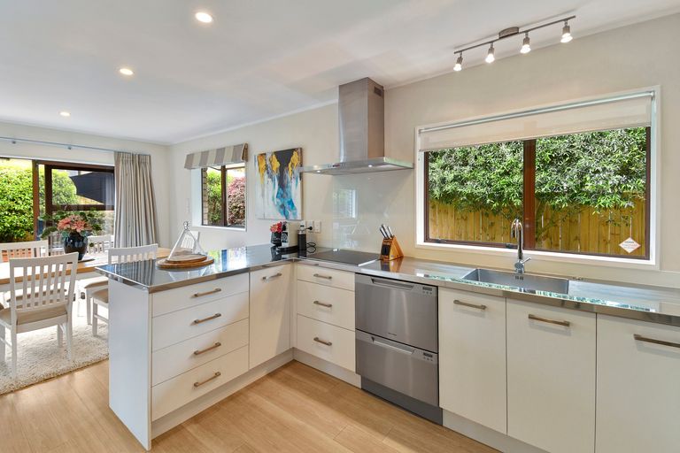 Photo of property in 10 Dalkeith Place, Opaheke, Papakura, 2113