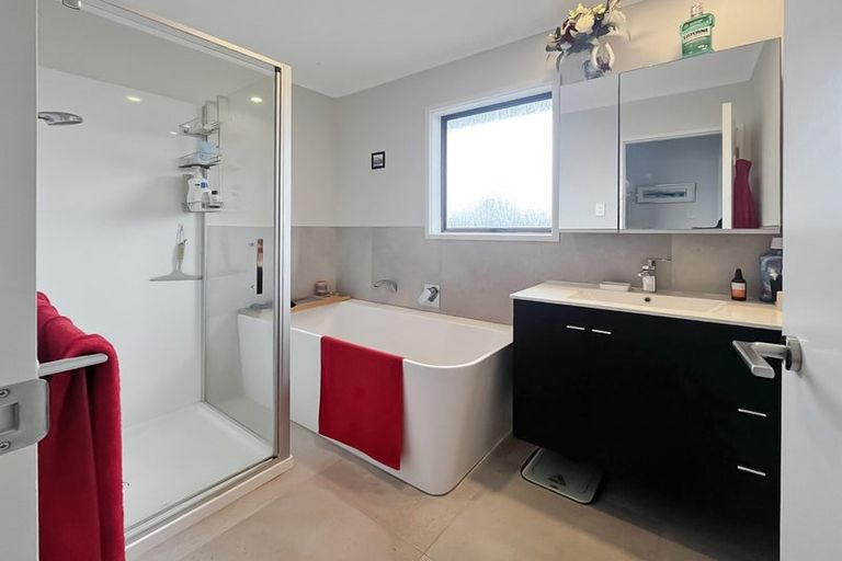 Photo of property in 39 Rhodes Drive, Kelvin Grove, Palmerston North, 4414