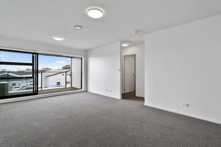 Photo of property in 1/4045f Great North Road, Glen Eden, Auckland, 0602