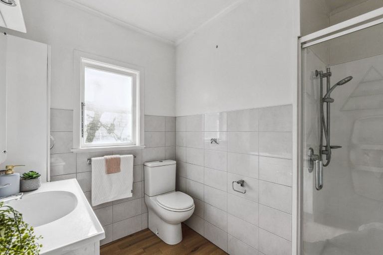 Photo of property in 6 Walton Avenue, Waikanae, 5036