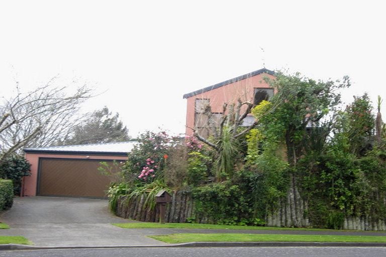 Photo of property in 4 Sequoia Grove, Merrilands, New Plymouth, 4312