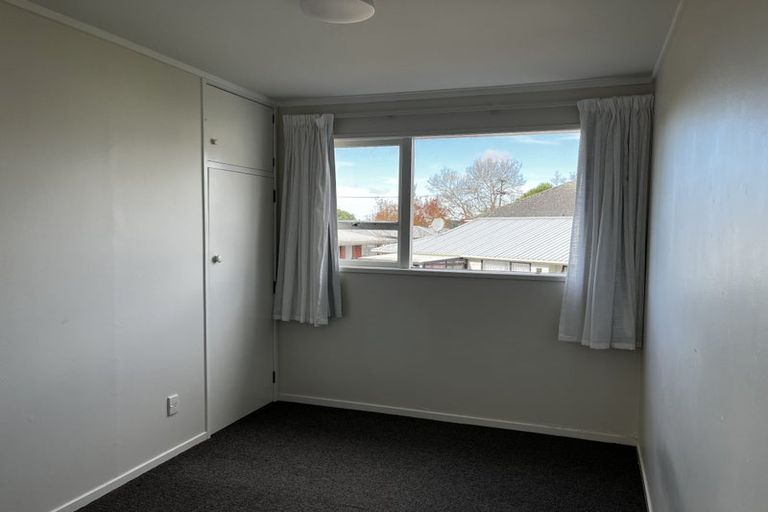 Photo of property in 52 Buscomb Avenue, Henderson, Auckland, 0610