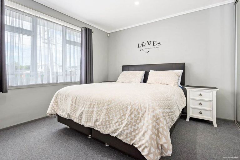Photo of property in 2 Royal View Road, Te Atatu South, Auckland, 0610