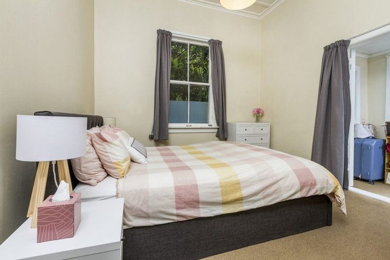 Photo of property in 33 Waimana Avenue, Northcote Point, Auckland, 0627