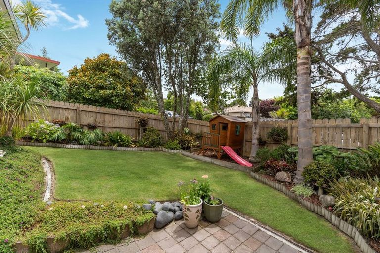Photo of property in 1/70 Totaravale Drive, Totara Vale, Auckland, 0629