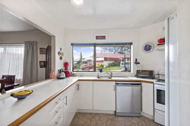 Photo of property in 23 Bosnyak Drive, Te Atatu South, Auckland, 0610