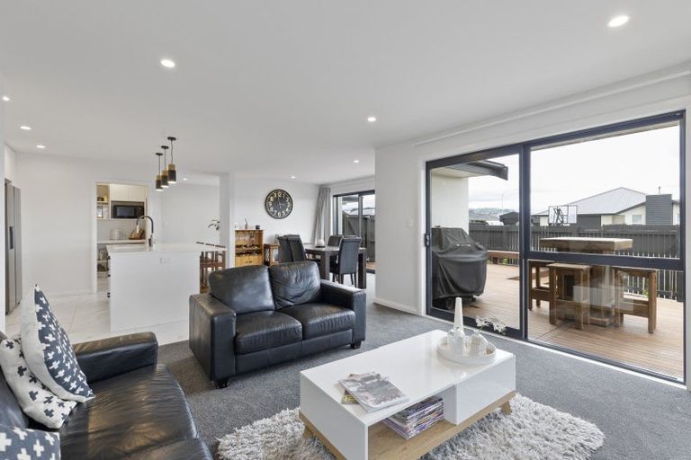 Photo of property in 2 Corsica Court, Fitzherbert, Palmerston North, 4410