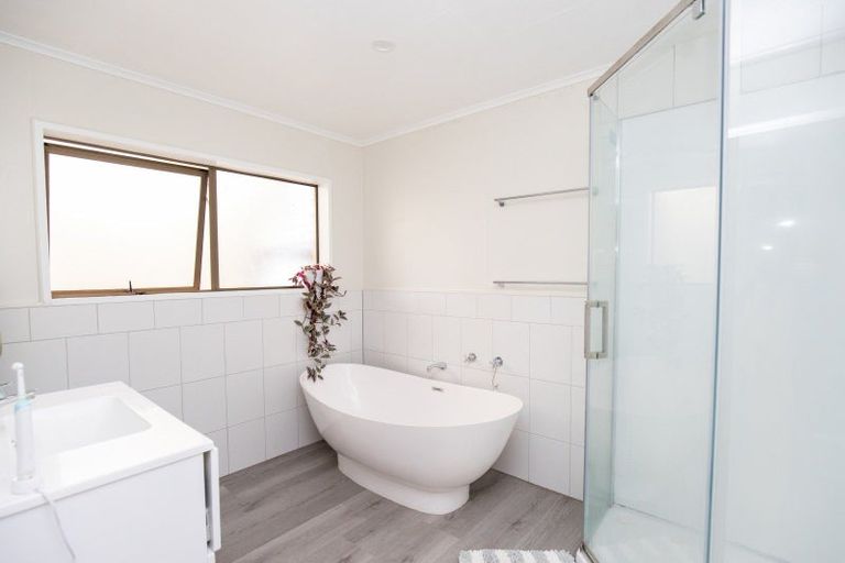 Photo of property in 2 Mcquarrie Place, Ngatea, 3503