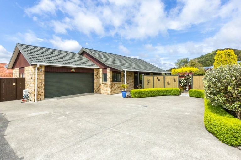 Photo of property in 11a Ormrod Grove, Riverstone Terraces, Upper Hutt, 5018