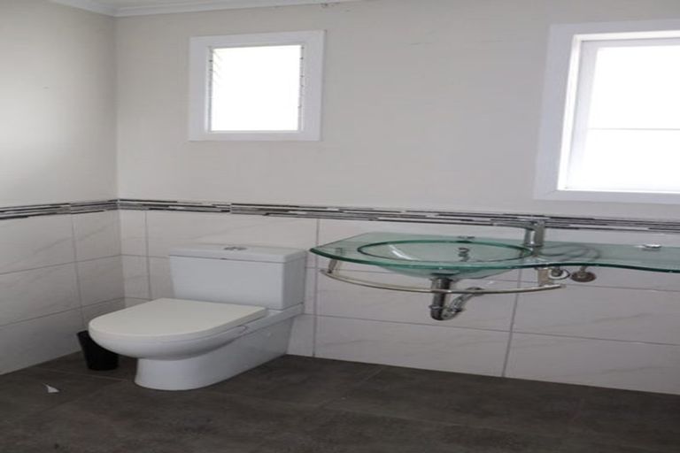 Photo of property in 545 Glenfield Road, Glenfield, Auckland, 0629