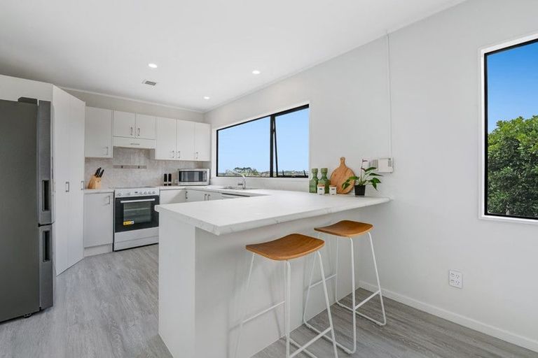 Photo of property in 2/20 Bronzewing Terrace, Unsworth Heights, Auckland, 0632