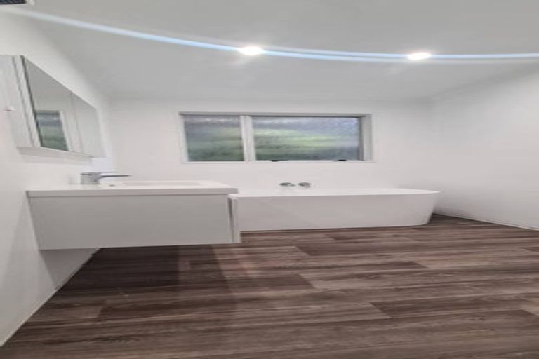 Photo of property in 6 Glanmire Road, Newlands, Wellington, 6037