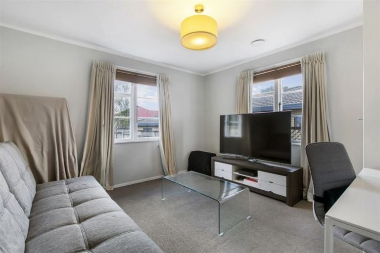 Photo of property in 1/10 Gladfield Lane, Te Atatu Peninsula, Auckland, 0610