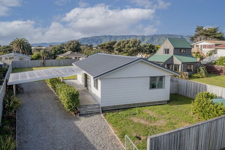 Photo of property in 7 Eruini Street, Waikanae Beach, Waikanae, 5036