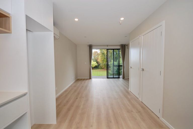 Photo of property in 41e Camelot Place, Glenfield, Auckland, 0629