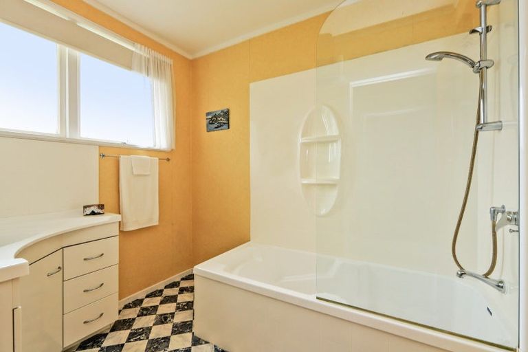 Photo of property in 17 Neeve Road, Taradale, Napier, 4112