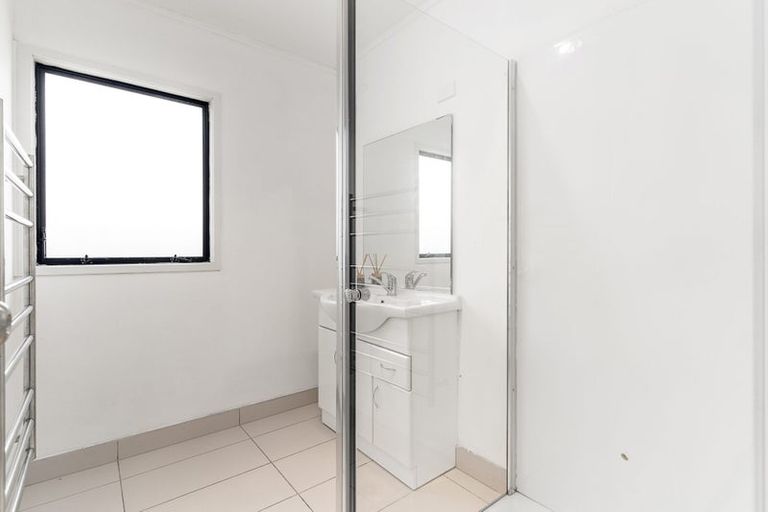 Photo of property in 1/19 Exeter Place, Unsworth Heights, Auckland, 0632