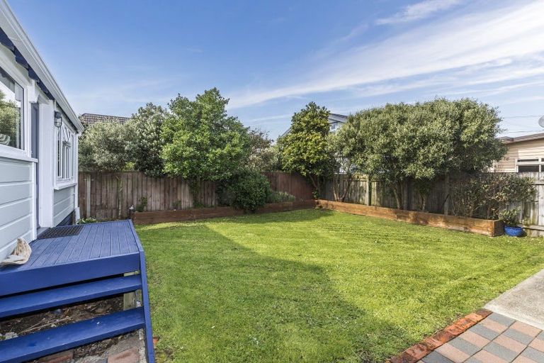 Photo of property in 3 Apu Crescent, Lyall Bay, Wellington, 6022