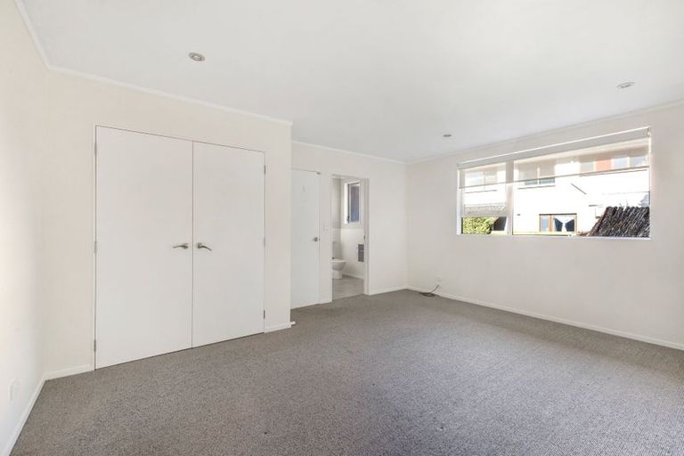 Photo of property in 9 Ambury Place, Merrilands, New Plymouth, 4312