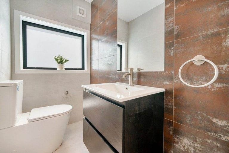 Photo of property in 2/18 Sylvan Crescent, Te Atatu South, Auckland, 0610