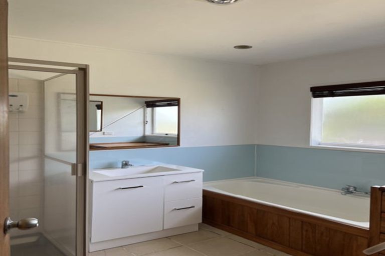 Photo of property in 41 Cascades Road, Pakuranga Heights, Auckland, 2010