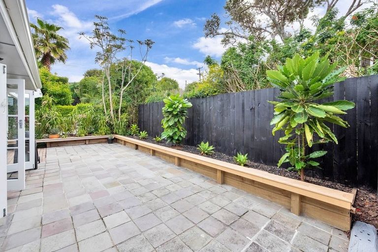 Photo of property in 1/53 Corunna Road, Milford, Auckland, 0620