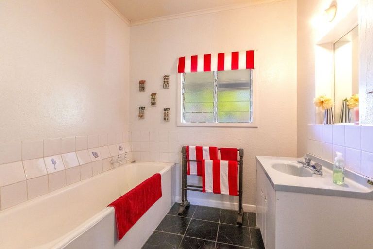 Photo of property in 52 Mcgreevy Street, Waipawa, 4210