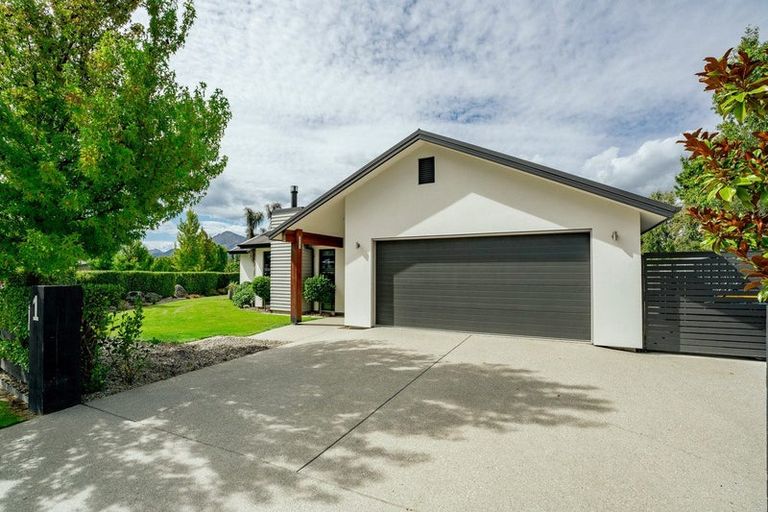 Photo of property in 1 Finch Street, Albert Town, Wanaka, 9305