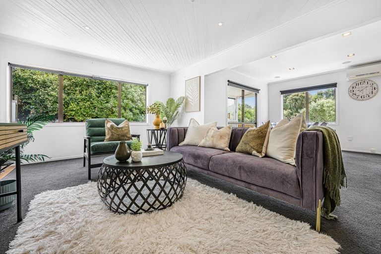 Photo of property in 28 Grassmere Road, Henderson Valley, Auckland, 0612