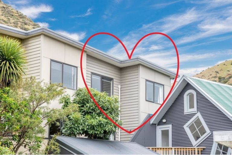 Photo of property in Te Kakariki Apartments, 3/8 Wellington Road, Paekakariki, 5034