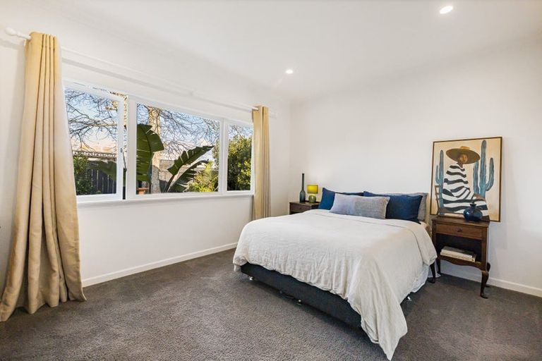 Photo of property in 1/150 East Coast Road, Forrest Hill, Auckland, 0620