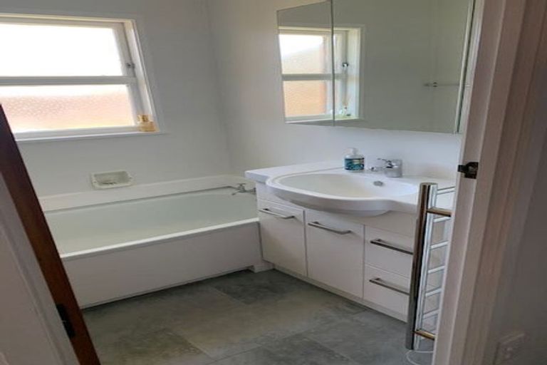 Photo of property in 1/111 Shakespeare Road, Milford, Auckland, 0620